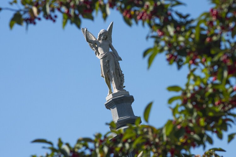 一位天使从杰普塔·韦德纪念碑的顶部向下凝视。