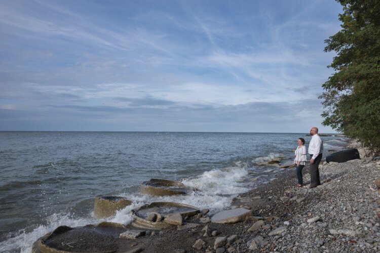 瑞恩·韦弗和他的搭档尼克尔，在莫斯波因特私人海滩。