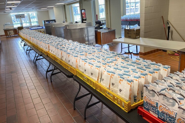 截至4月7日星期二，克利夫兰高地-大学高地学区发放了26919个袋子，每个袋子装两顿饭。