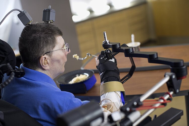 克利夫兰退伍军人比尔·科切瓦尔(Bill Kochevar)在2014年参加了FES中心的一项研究，该研究使用大脑植入物和传感器来帮助他使用右手和手臂。
