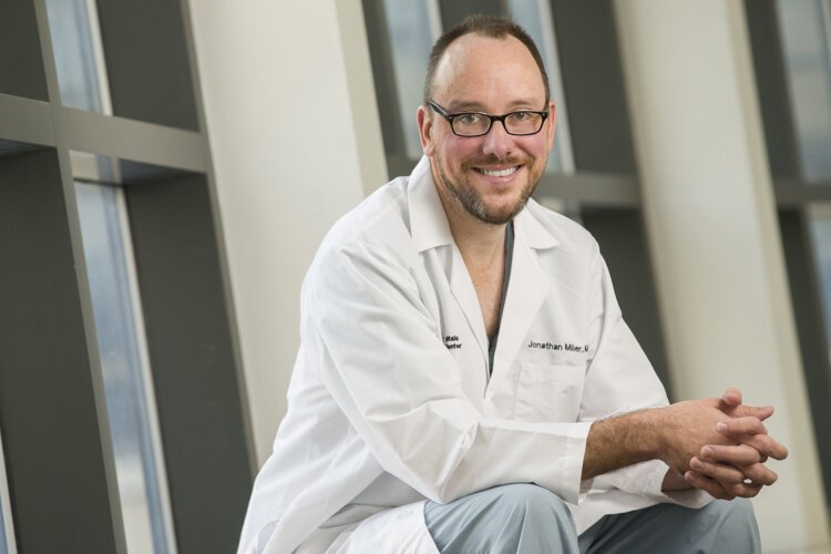 神经外科医生Jonathan Miller说，他是CWRU医学院的神经学教授，也是UH的功能和恢复性神经外科主任。