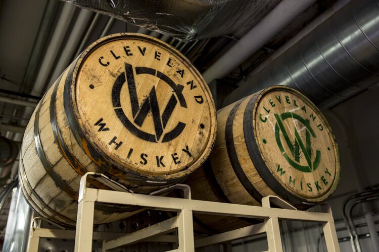 克利夫兰威士忌公司投资了几项新技术来改进他们的蒸馏过程，三天之内，该公司就开始装瓶洗手液了。