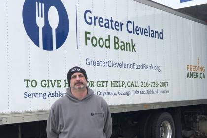 约翰·丹尼尔·艾尔沃德(b.k.a, JD)为大克利夫兰食品银行驾驶一辆送货卡车。