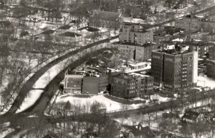 一张20世纪50年代的照片显示了基地西南方向的雪松大道和欧几里德高地大道的交叉口。
