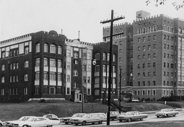从1950年代的前医生医院的镜头，曾经站在新的山顶开发的地块上。
