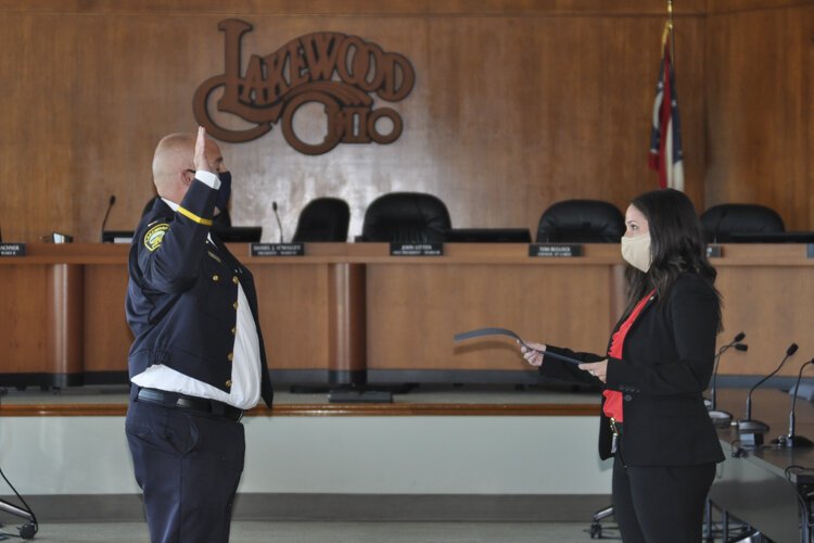 一名警察在乔治市长的宣誓就职仪式上。