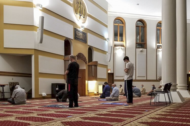 克利夫兰伊斯兰中心今年3月开始提供流媒体服务，代替亲自祈祷。