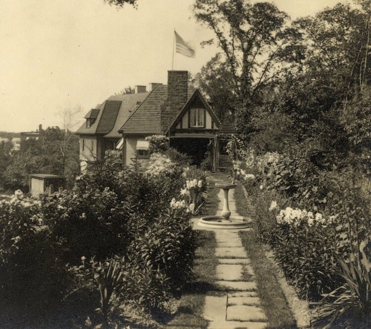 戴明家上层花园的历史照片摄于1917年，体现了郊区规划者将城市生活的便利与乡村的宁静与美丽相结合的愿望。