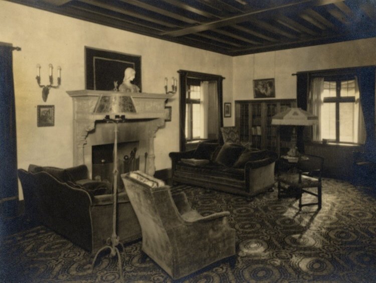 1917年德明故居内部的历史照片:德明故居客厅12英尺高的天花板上是桦木横梁，间隔三英尺，装饰着威尼斯模版。