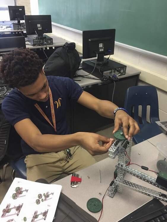 一位沃伦斯维尔高地高中的学者探索机器人和工程。
