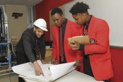 Ginn学院的项目——由联合劝募基金资助的Project Ready项目和由建筑雇主协会支持的ACE指导项目——旨在为高中生开辟进入建筑行业的职业道路。