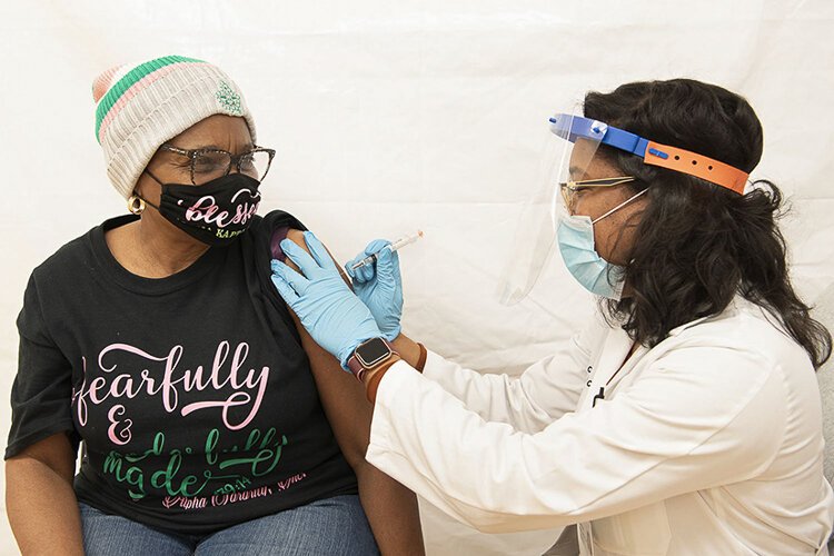 Irma McQueen在兰斯顿休斯健康和教育中心接受COVID-19疫苗。