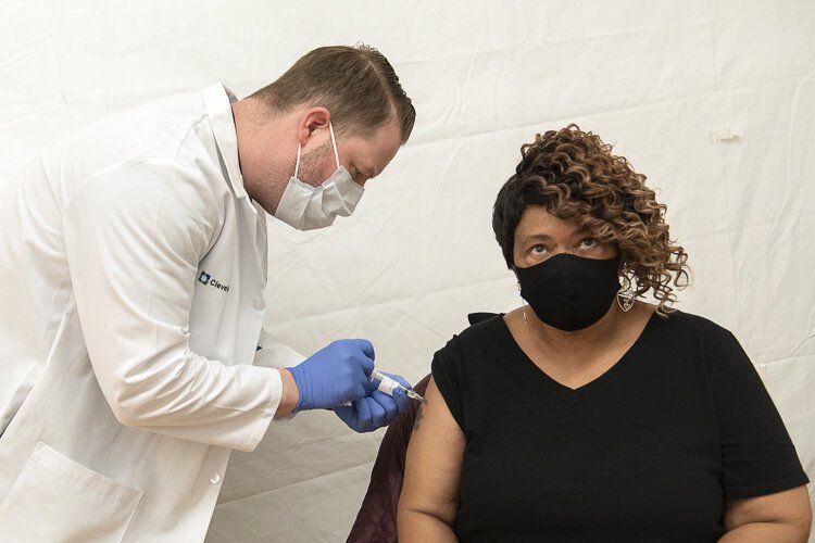 兰斯顿休斯中心的社区疫苗接种诊所。
