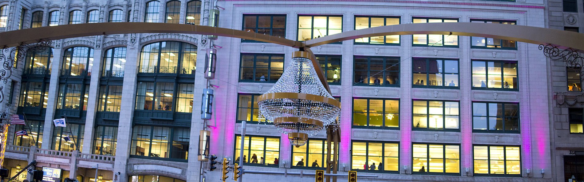 2014年5月2日，剧场广场的新枝形吊灯首次点亮。