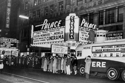 电影，一种放映电影的过程，于1956年在皇宫剧院首次亮相，一直持续到1959年。