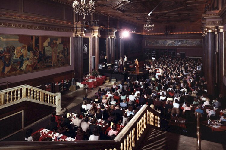 1973年，《雅克·布雷尔活得很好，住在巴黎》在国家剧院大厅上演。