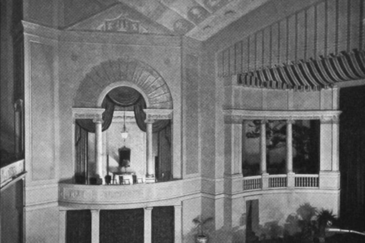 1918年，斯蒂尔曼剧院的一个舞台包厢。
