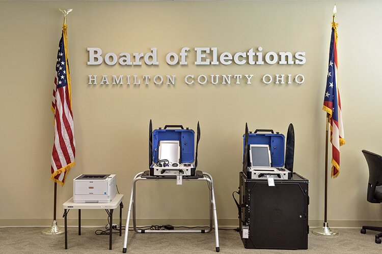 俄亥俄州选民可以提前亲自投票，也可以通过邮寄投票的方式投票。