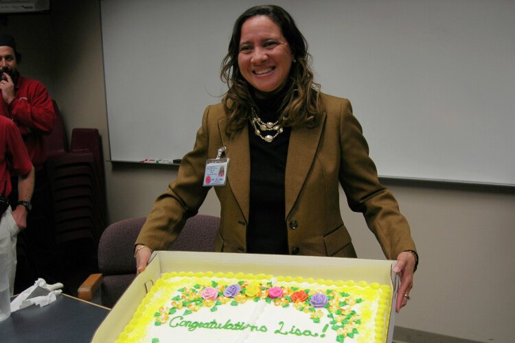 2013年，丽莎·提图斯和同事庆祝她升任River City惩教中心执行主任。