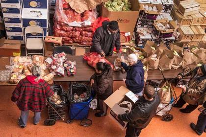 杜根中心的基本需求项目可以为克利夫兰西区有需要的居民提供食物、新鲜农产品和衣服吗
