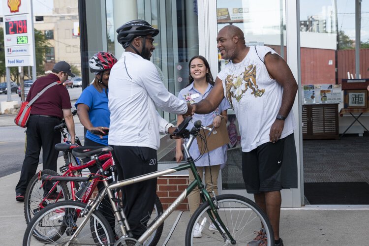 在费尔法克斯社区自行车之旅开始前，6区议员布莱恩·格里芬向一位骑手打招呼