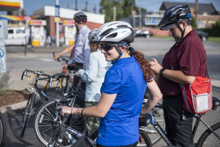 在PNC费尔法克斯连接小组讨论之前，在费尔法克斯社区周围的自行车之旅做准备