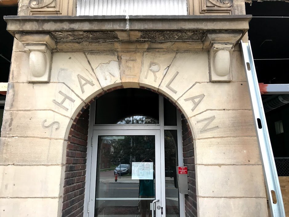 Shakerlan是建筑的原名，在10月份UNBar Café和Nola运动工作室(12635 Larchmere Blvd)的新家仍然可见。该餐厅将于明年1月开业。