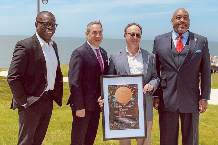 城市开发商奖:(左至右)克利夫兰基金会的尼尔森·贝克福德，马特·Zone议员，第一州际地产的米切尔·施耐德和布莱恩·格里芬议员