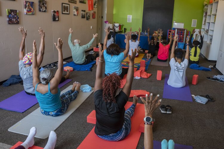 PNC Fairfax Connection的周六瑜伽课。