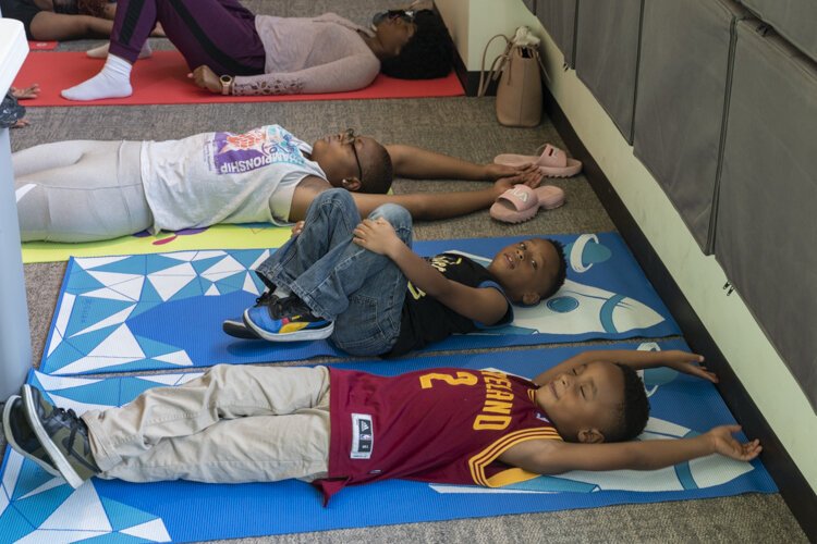 孩子们在PNC Fairfax Connection上瑜伽课。