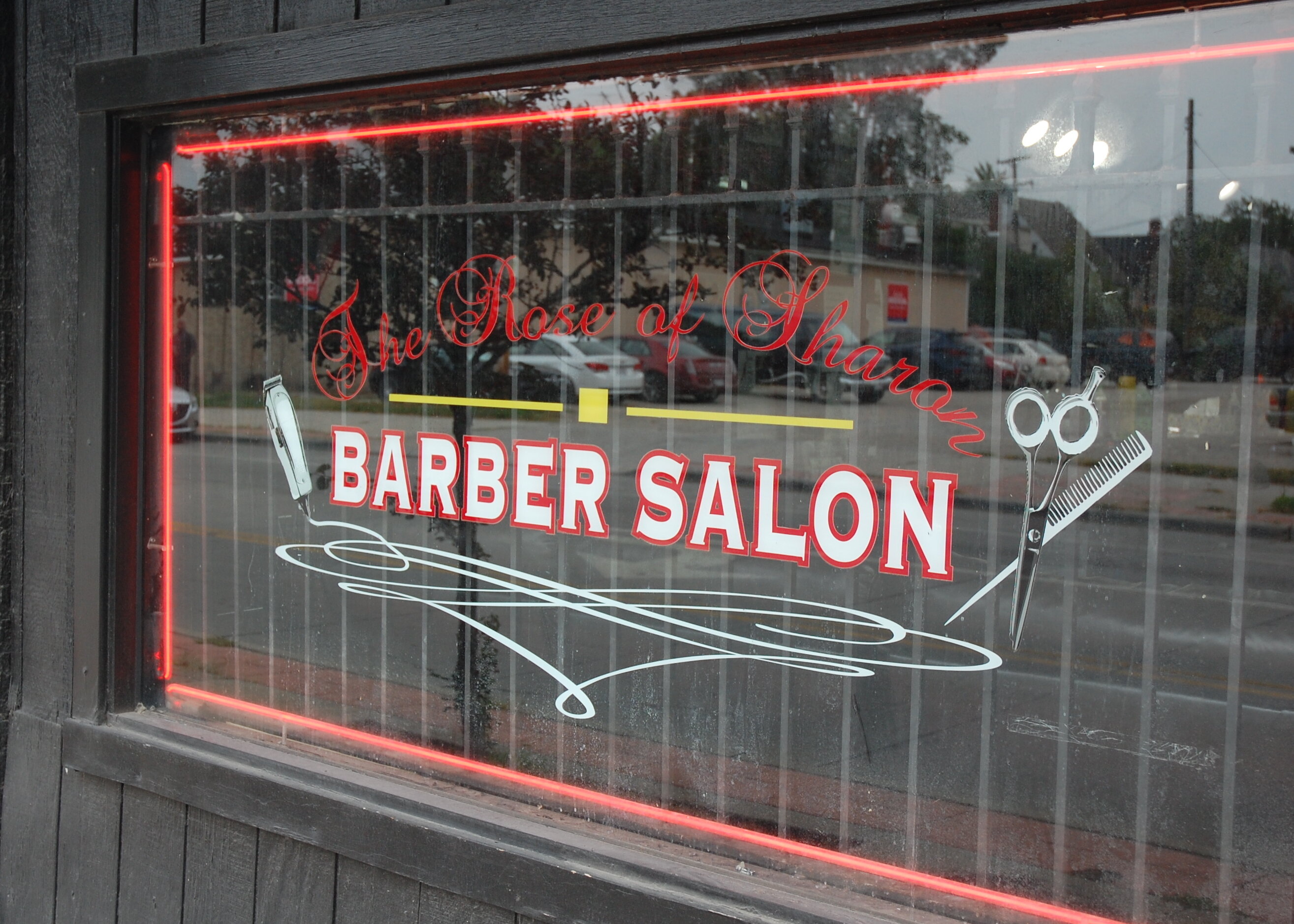 沙龙玫瑰理发店位于克利夫兰费尔法克斯社区的雪松大道8231号。