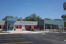克利夫兰费尔法克斯附近的圣阿达伯特天主教学校向学生开放了Cletus Jeckering学习中心。