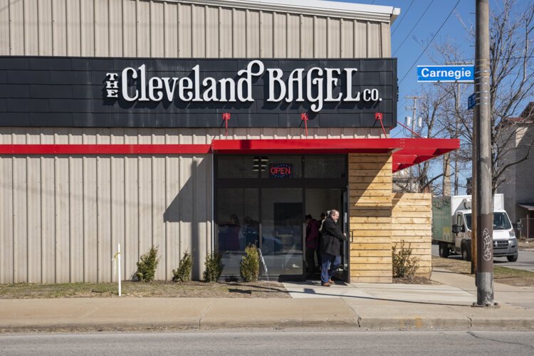 克利夫兰百吉饼公司(Cleveland Bagel Co.)今年扩展到了费尔法克斯，在卡内基大道7501号开了一家店，每天从早上6点到下午1点供应新鲜百吉饼。