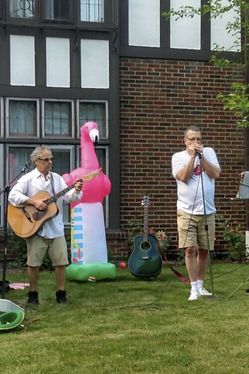约翰·塞耶和儿时的朋友米切尔·克罗尼格在户外音乐会上演奏。