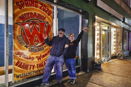 Wizbang的创始人Jason和Danielle Tilk在克利夫兰高地Kalliope Stage的新店前。