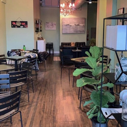 店主梅丽莎·加勒特(Melissa Garrett)恢复了原来的枫木硬木地板，并在UnBAR咖啡馆设计了一个轻松的氛围。