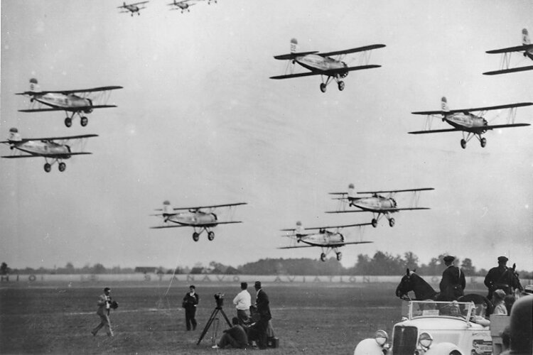 1935年7月，在克利夫兰举行的全国飞行比赛中，多架飞机编队飞行。