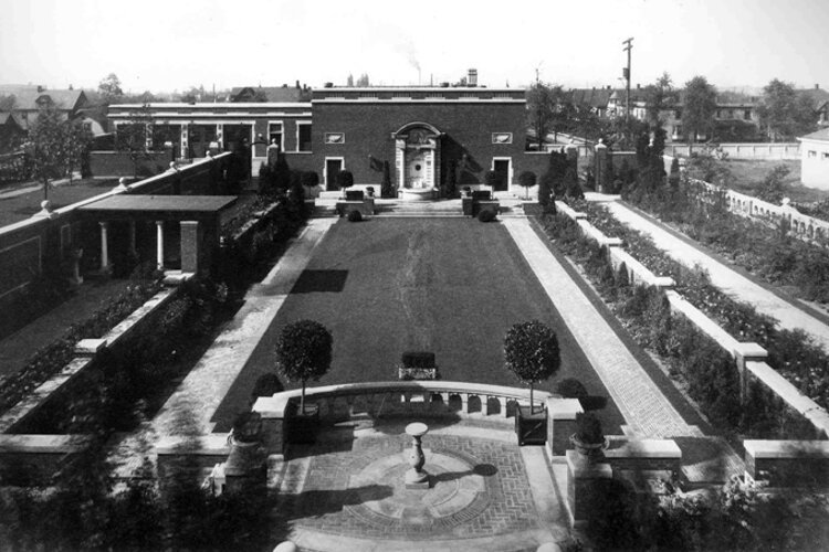 Mather Mansion下沉花园，约1930年，覆盖了房子后面的大部分地面。