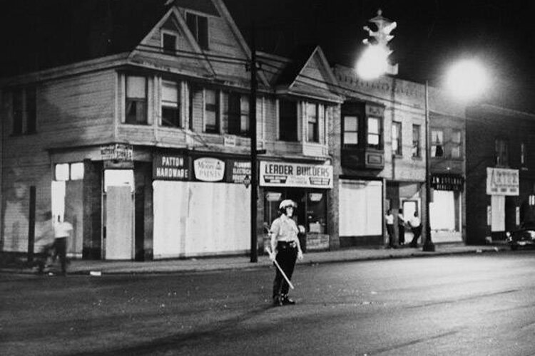 1966年，Hough社区的孤独的暴动控制官员。