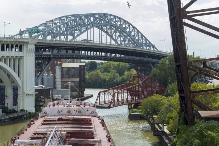 从美国勇气号货轮上拍摄的中心街秋千桥，背景是底特律-苏必利尔桥。