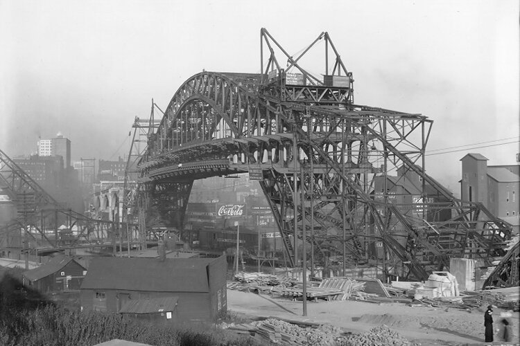 底特律-苏必利尔市(退伍军人纪念碑)高级别大桥主桥的铁工。