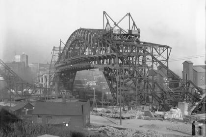 底特律-苏必利尔市(退伍军人纪念碑)高水平桥主跨度的铁工约1915年。