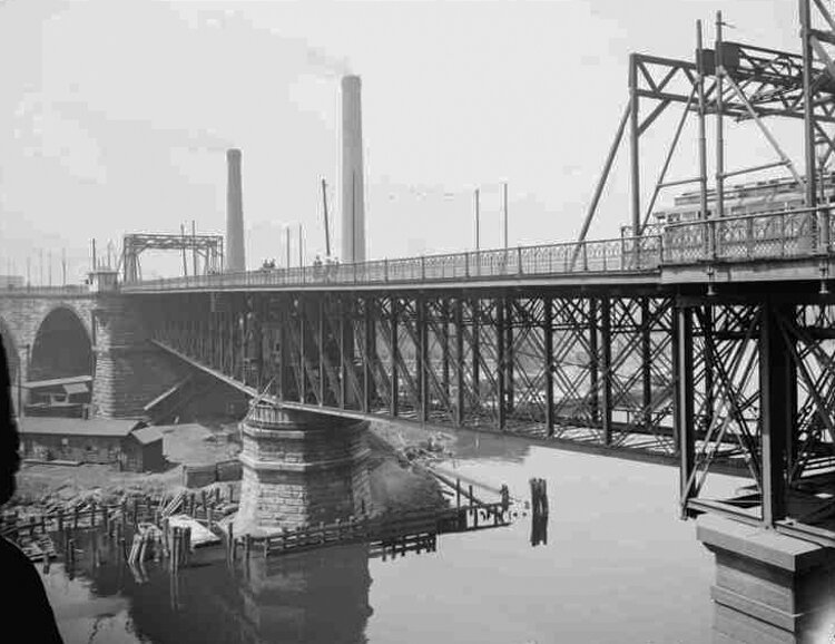 大约1900年，苏必利尔大道高架桥的摆动中心跨度
