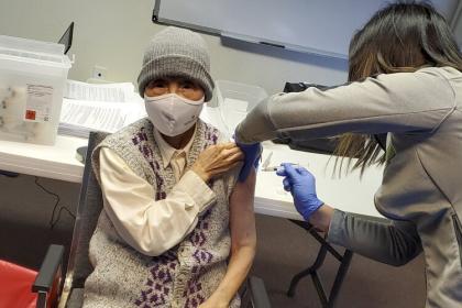 贝蒂·李今年早些时候在亚洲公司位于阿克伦的国际社区卫生中心接种了疫苗。她是亚洲理事会主席李艾米博士的母亲。