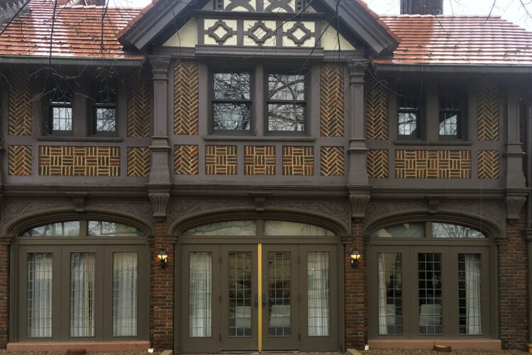 在外观上，Drury住宅拥有红砖外墙，内嵌拱门，凸窗，橙色石板屋顶，深色烟囱和砖塔。