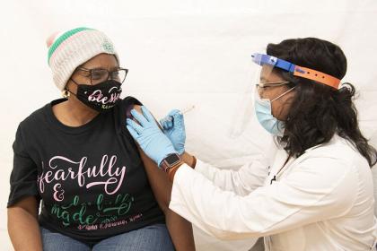Irma McQueen在兰斯顿休斯健康和教育中心接受COVID-19疫苗。