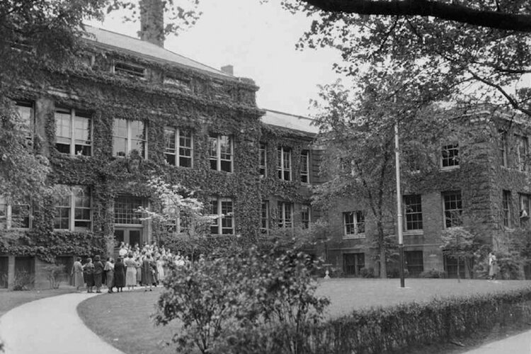 原来的格伦维尔高中:格伦维尔高中原来的位置在帕克伍德路810号。1966年，“新的”格伦维尔高中在东113街650号开办。