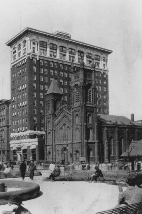 公共广场上的老石头教堂(第一长老会教堂)，两侧是克利夫兰电力照明大楼，约1910年。