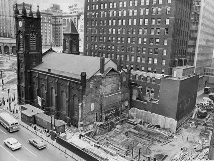 1961年，旧石教堂新堂址。始建于1960年，1964年完工。教堂原来的后墙清晰可见。