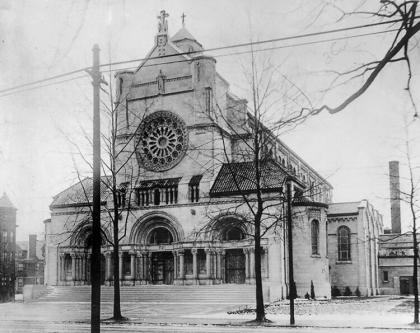 欧几里得和东81街的圣艾格尼丝天主教堂。在20世纪40年代。1975年，除钟楼外，其余全部被拆除。